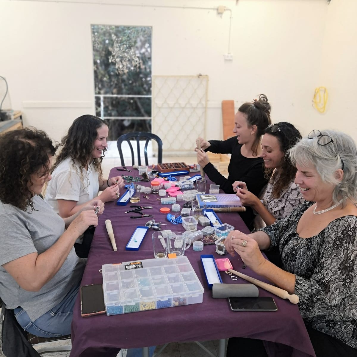 סדנאות צורפות ועיצוב תכשיטים — סדנאות אמנות בלהבות הבשן