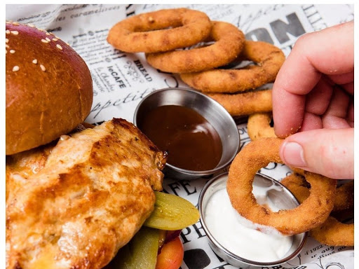 Queen's Kitchen Bar צומת ווסט,  שעל — פאבים במושב שעל